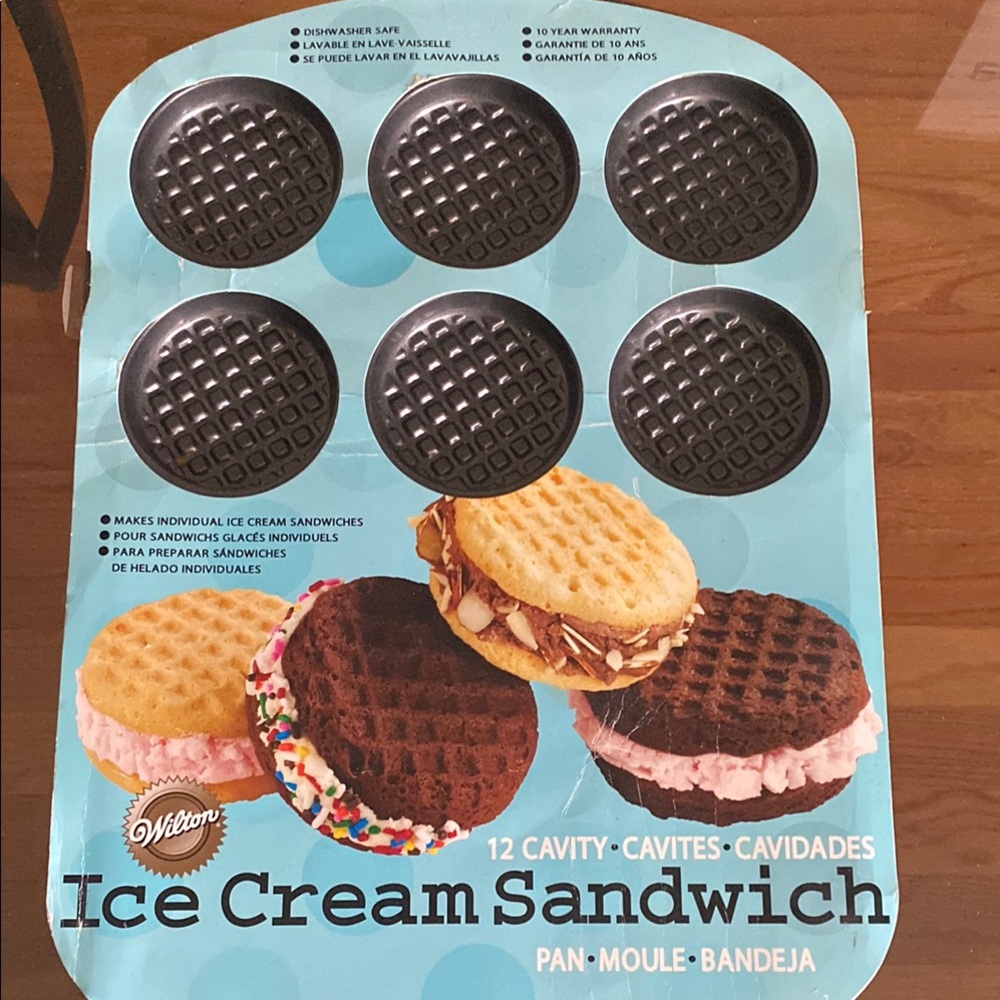 New Wilton 12-Cavity Round Ice Cream Sandwich Pan